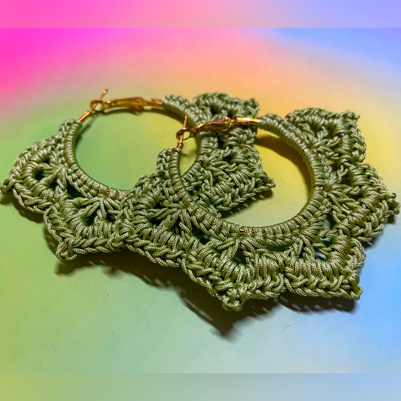 CROCHET FLORAL LACE HOOP EARRINGS- MATCHA - Picture 2 of 3